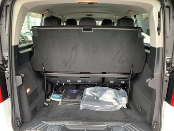 Khoang hành lý tiêu chuẩn trên Mercedes V250 Luxury 2023 chứa được cả 3 chiếc vali cỡ lớn