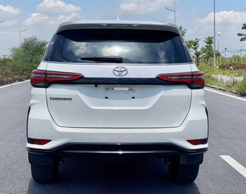 Đuôi xe Toyota Fortuner 2023 có thiết kế đơn giản với những đường nét vuông vắn