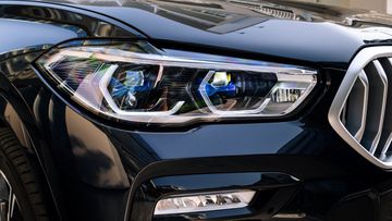 BMW X6 2023 cũng sở hữu một hệ thống đèn pha hiện đại với công nghệ BMW Laserlight