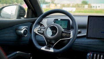 Vô lăng BYD Atto 3 2024 cũng được thiết kế 3 chấu thể thao với đáy phẳng D-cut