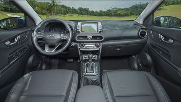 Khoang cabin Kona với tông đen chủ đạo