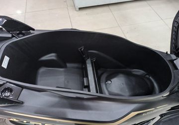 Hộc đựng đồ rộng rãi và khoa học trên xe Honda Air Blade 125 2024