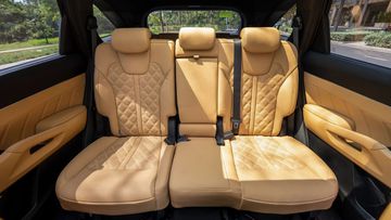 Băng ghế liền cấu hình 2 - 3 - 2 trên bản Kia Sorento Signature 7 chỗ