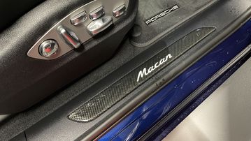 
Để tăng thêm phong cách thể thao, các bậc lên xuống của xe và nội thất được tuỳ chọn thêm gói trang trí bằng vật liệu carbon và tên xe Macan phát sáng với tổng giá trị gần 177 triệu đồng.
