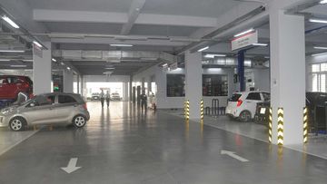 Xưởng dịch vụ với thiết kế đa tầng, các khu vực sửa chữa riêng biệt