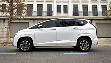 Những đường gân nổi thẳng tắp và dứt khoát giúp cân bằng lại phong cách có phần tròn trịa ở phía trước