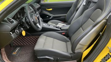 Hai ghế ngồi tiêu chuẩn trên Porsche 718 Boxster 2024 có thể chỉnh điện 6 hướng