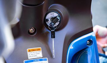 Chìa khóa vẫn là dạng cơ truyền thống tích hợp tính năng mở cốp và nắp từ chống trộm