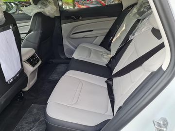 Hàng ghế sau của Ford Territory 2024 rộng rãi cho cả 3 người trưởng thành