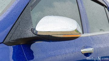 Gương chiếu hậu và tay nắm cửa mạ chrome