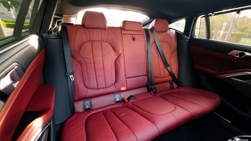 Hàng ghế thứ hai của BMW X6 2023 có thể ngồi thoải mái với 3 người lớn