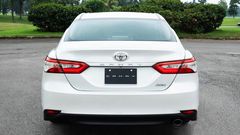 Đuôi xe Toyota Camry bề thế, vững chãi