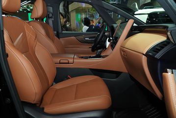 Hàng ghế trước Toyota Alphard 2025 có thiết kế ôm lưng thoải mái, có chức năng thông gió và sưởi ấm