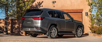 Lexus LX600 VIP 2023 có nét thể thao hơn ở góc nhìn bên hông