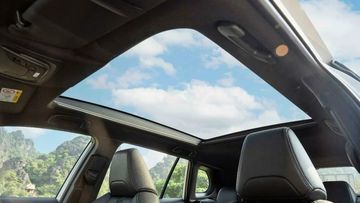 Toyota Corolla Cross 2024 nâng cấp mui kính toàn cảnh khá phù hợp với thị trường Việt Nam