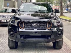 Mặt ca lăng tối màu làm điểm nhấn nổi bật cho phần đầu xe