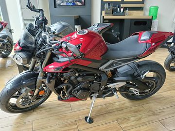 Triumph Street Triple 765 RS 2023 màu đỏ