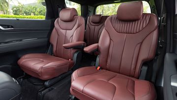 Hàng ghế thứ hai Hyundai Palisade 2024 được thiết kế độc lập kiểu “Captain”