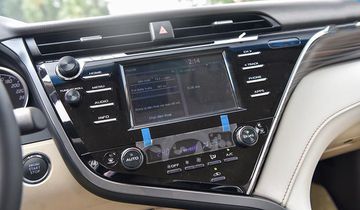 Màn hình giải trí trung tâm 7  inch trên Toyota Camry 2.0G