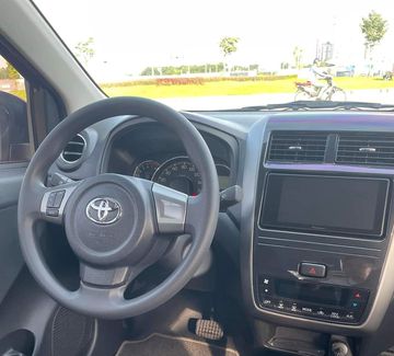 Toyota Wigo 2023 sở hữu vô lăng trần, chất liệu nhựa và không được bọc da