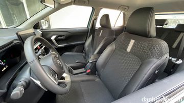 Ghế ngồi của Toyota Raize 2022 có thể nói là ngồi thoải mái với chiều rộng tốt cũng như lớp đệm mềm, sẽ hoàn hảo hơn nếu ghế được bọc da toàn bộ thay vì da pha nỉ nhưng trang bị này có thể nâng cấp dễ dàng với giá vài triệu đồng. 