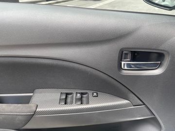 Các bản CVT sở hữu tay nắm cửa bên trong mạ chrome