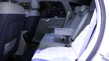 Hàng ghế sau Volkswagen Touareg 2023 rất linh hoạt khi có thể điều chỉnh độ nghiêng và trượt