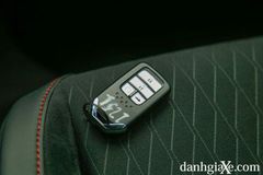 Đề nổ xe từ xa thông qua chìa khoá (chỉ có trên bản RS)