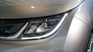 Đèn pha BYD Dolphin 2024 thiết kế liền mạch với mặt ca-lăng và tạo hình bắt mắt