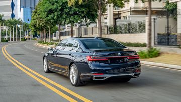 Vận hành của BMW 7 Series 2023 còn có hệ thống treo khí nén tiêu chuẩn