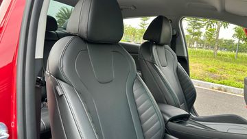 Hàng ghế trước trên Hyundai Elantra 2024 thiết kế thể thao, ôm sát lưng người ngồi