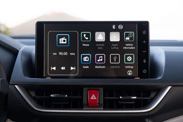 Hệ thống giải trí của Toyota Veloz Cross 2023 được đánh giá khá tích cực với màn hình thông tin giải trí dạng nổi 