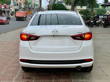 Đuôi xe Mazda 2 sedan 2023