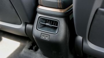 VinFast VF 6 2024 còn trang bị cửa gió điều hòa phía sau, giúp làm mát nhanh và sâu