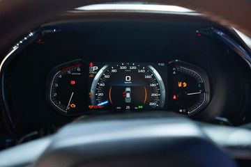 Đồng hồ lái Isuzu D-Max 2025 cũng hiện đại hơn khi nâng cấp màn hình đa thông tin 7 inch