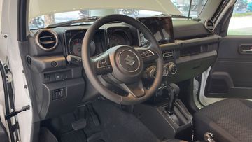 Vô lăng Suzuki Jimny 2024 được bọc da cho cảm giác cầm nắm chắc chắn hơn