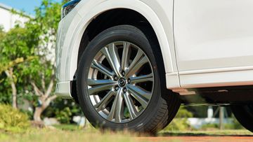 Tạo hình mâm xe sơn bạc trên Mazda CX-5 2024 bản Premium Exclusive