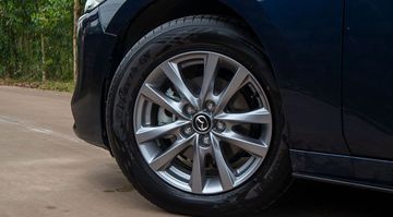 Mazda 3 2023 sở hữu mâm xe 5 chấu 16 inch sơn bạc, có thiết kế liền lạc và cực kỳ sang trọng
