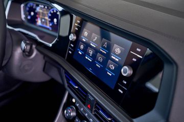 Volkswagen Jetta 2023 sở hữu màn hình trung tâm dạng cảm ứng 7 inch, có hỗ trợ kết nối đa phương tiện USB/AUX/Bluetooth