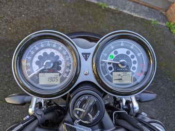 Cụm động hồ đôi đa tính năng của Triumph Speed Twin 1200 2023