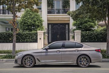 Hệ thống phanh M Sport trên phiên bản 530i M Sport với kẹp phanh màu xanh