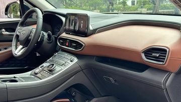 Bảng taplo của Hyundai SantaFe 2024 có thiết kế dạng 3 tầng với chất liệu da mềm màu nâu làm chủ đạo