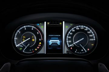 Cụm đồng hồ optitron đi kèm màn hình màu TFT 4.2 inch ở giữa