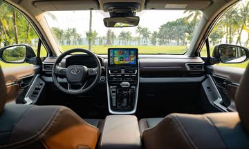 Bảng điều khiển trung tâm trên Innova Cross 2023