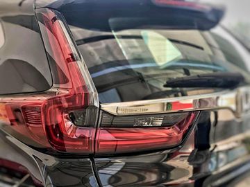 Cụm đèn LED hậu tạo hình kiểu chữ L gân guốc chạy dọc ôm theo cột trụ D