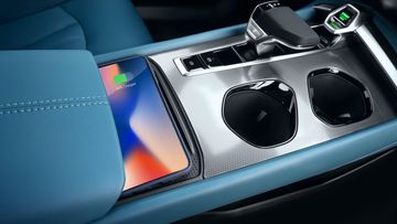 MG7 2024 còn trang bị sạc không dây cho các phiên bản 2.0T Luxury và Premium