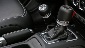 Kèm động cơ là hộp số tự động 8 cấp và hệ dẫn động bốn bánh chủ động 4x4 Rock-Trac giúp Jeep Gladiator 2023 dễ dàng chinh phục các địa hình khó khăn