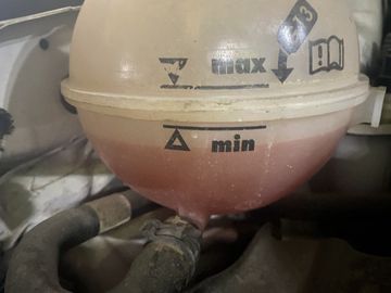 Kiểm tra rò rỉ nước làm mát khi mực nước nhanh tụt xuống mức MIN hoặc cạn khô