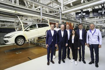 Lãnh đạo của Volkswagen tham quan sảnh 12 trong buổi lễ kỷ niệm 50 năm sản xuất Golf diễn ra tại nhà máy.