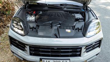 Porsche Cayenne 2024 trang  bị tiêu chuẩn động cơ 3.0L V6 tăng áp khá mạnh mẽ